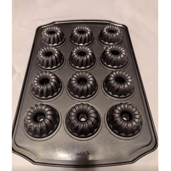 Wilton Aluminum Non-Stick Mini Fluted Tube Bundt Cake Pan 12 Cavity 11"X16 3/4" - Picture 1 of 8